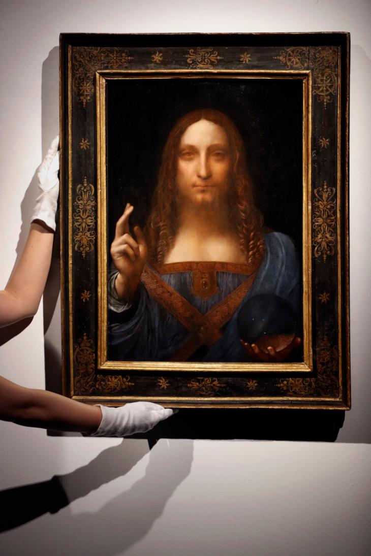 Ο «Σωτήρας του Κόσμου» πιστεύεται ότι φιλοτεχνήθηκε μετά το 1505 μΧ και ήταν ο τελευταίος πίνακας του μεγάλου ζωγράφου που παρέμενε στα χέρια ιδιώτη. Πηγή: Πίνακας του Ντα Βίντσι έσπασε όλα τα ρεκόρ σε δημοπρασία: Πουλήθηκε για 450 εκατομμύρια δολάρια! [