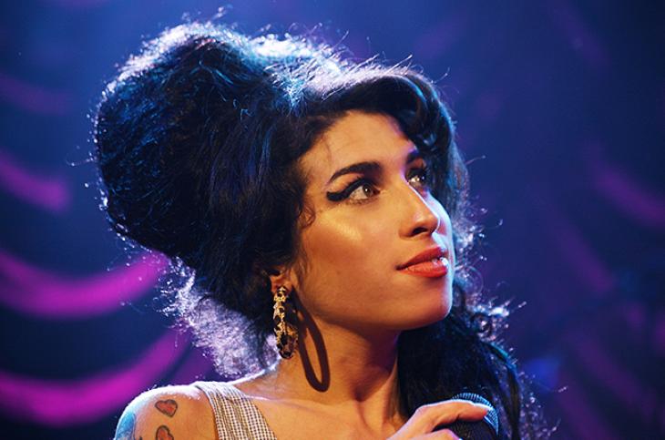 7 χρόνια πέρασαν από τότε που η Amy Winehouse έφυγε από τη ζωή amy-winehouse