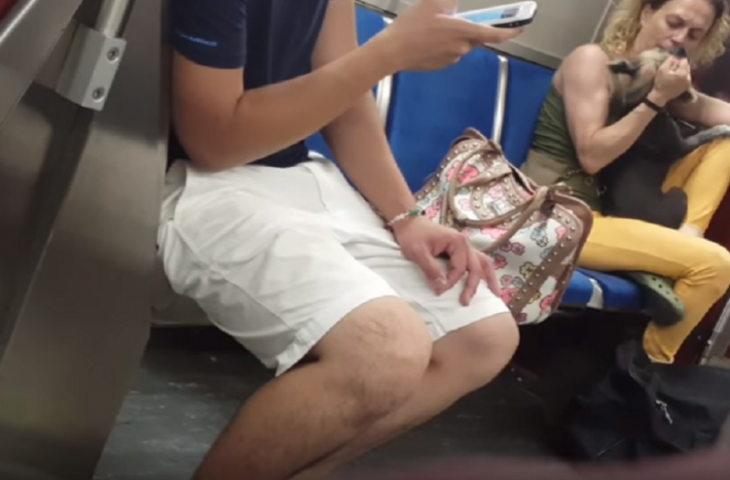 Βίντεο - Σοκ: Γυναίκα χτυπα και δαγκώνει το σκύλο της στο...μετρό!