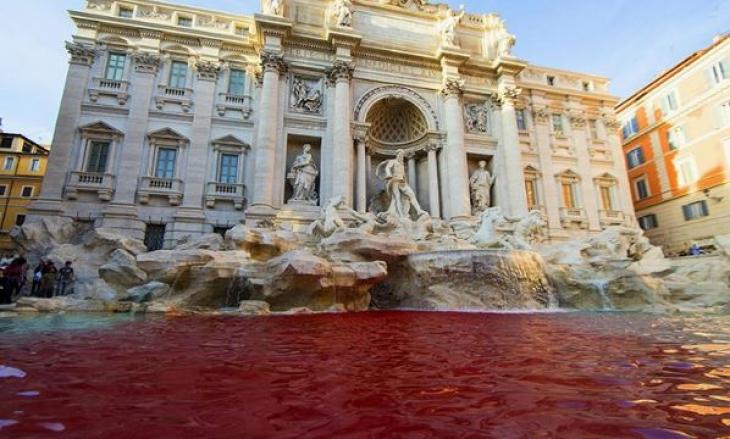 Fontana Di Trevi: Το νερό έγινε...κατακόκκινο