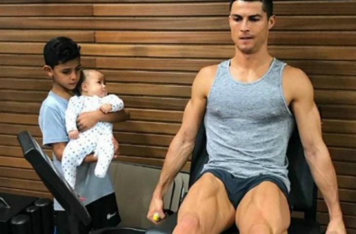 Ο Ronaldo γυμνάζεται και οι γιοι του τον παρακολουθούν