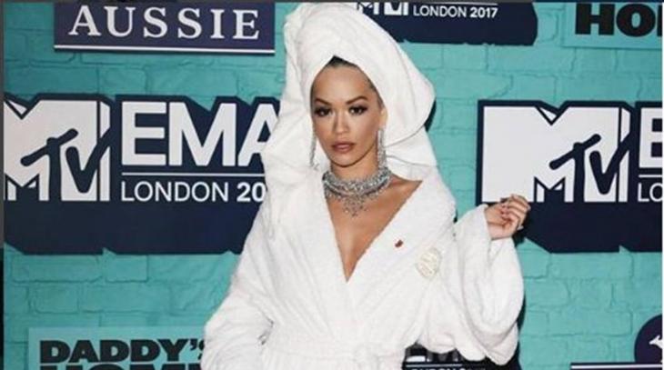 Rita Ora: Με το μπουρνούζι της στα βραβεία MTV