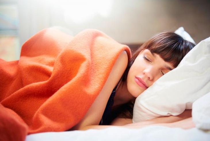 Γιατί τινάζουμε το σώμα μας στον ύπνο;