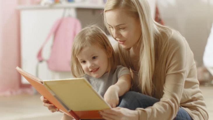 Από πότε πρέπει διαβάζουμε στα μωρά;