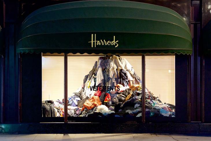 Harrods: Βιτρίνα με τσαλακωμένα και πεταμένα ρούχα
