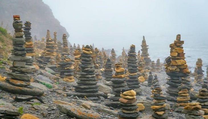Παραλία με πύργους από πέτρες 
