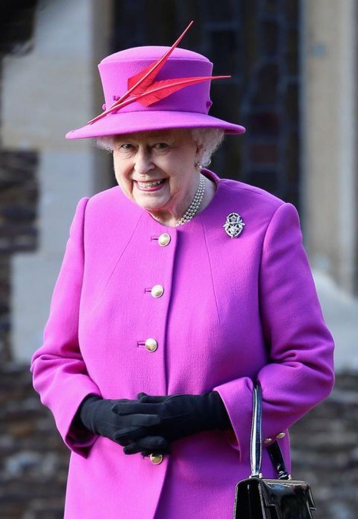 Γιατί η βασίλισσα Ελισάβετ δεν αφήνει την τσάντα της;