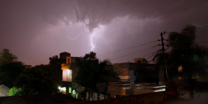 Κεραυνός χτυπά αεροπλάνο στην Αγγλία 