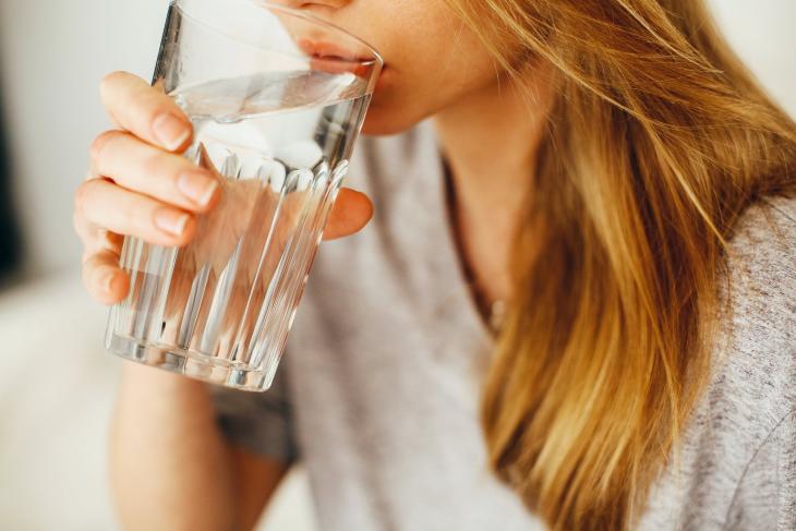 Πότε ωφελεί να πίνετε ζεστό νερό;