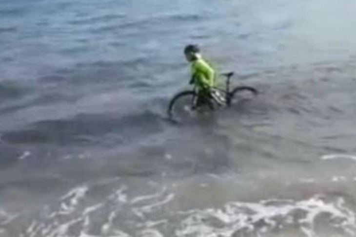Ποδηλάτης βούτηξε στη θάλασσα για να γλιτώσει το πρόστιμο