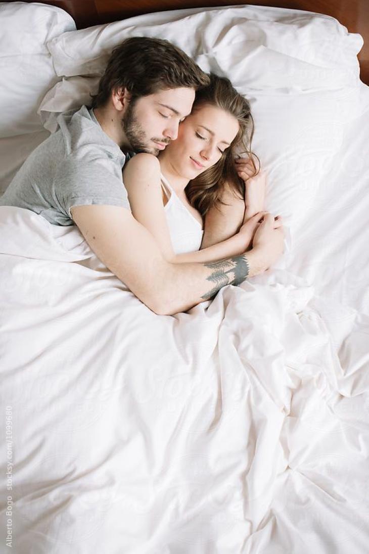 Τι συμβαίνει όταν ένα ζευγάρι κοιμάται μαζί;
