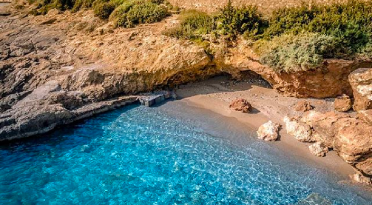 Ερωτοσπηλιά: Η αγαπημένη παραλία των Αθηναίων 