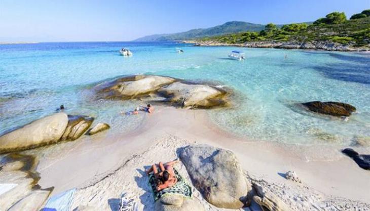 Το ελληνικό νησί με τα ζεστά νερά ετησίως 