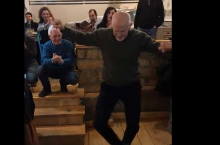 Γιώργος Παπανδρέου: Χόρεψε ζεϊμπέκικο μετά την ήττα