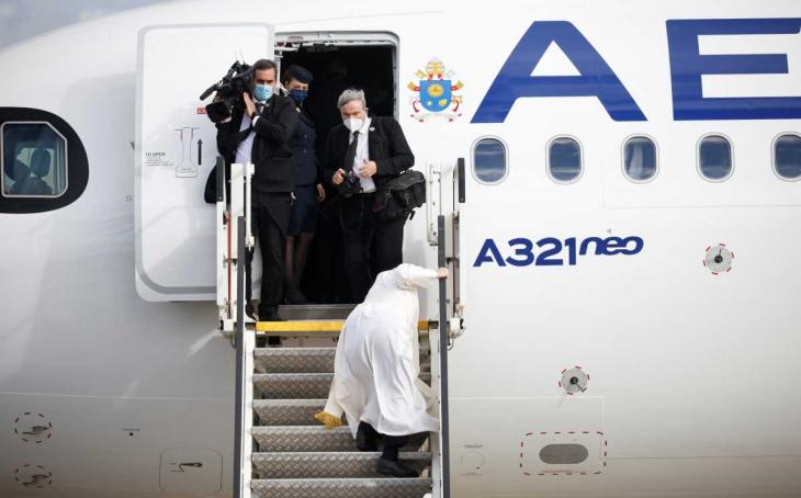 Σκόνταψε ο Πάπας στο αεροδρόμιο