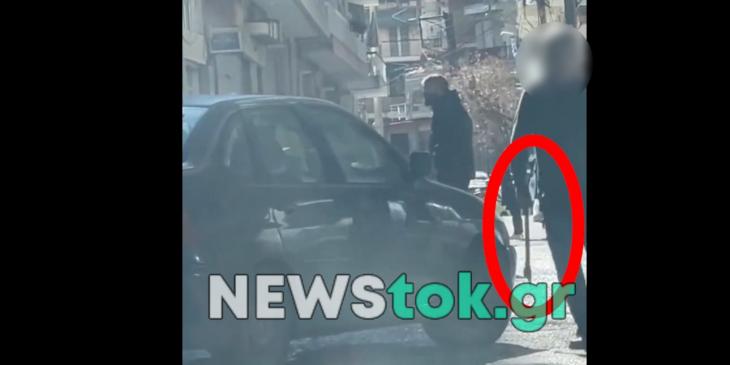 Θεσσαλονίκη: Έβγαλε... τσεκούρι στη μέση του δρόμου 