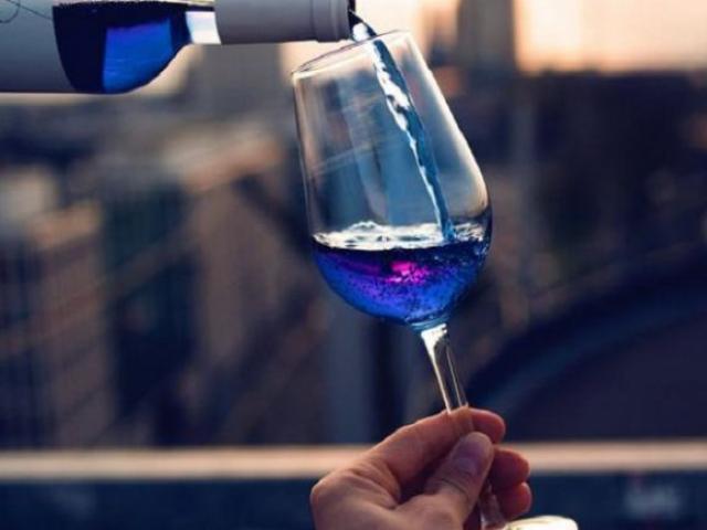 Η μόδα στο κρασί προστάζει... μπλε χρώμα!