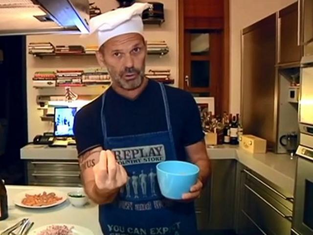 Ο Πέτρος Κωστόπουλος σε ρόλο σεφ!
