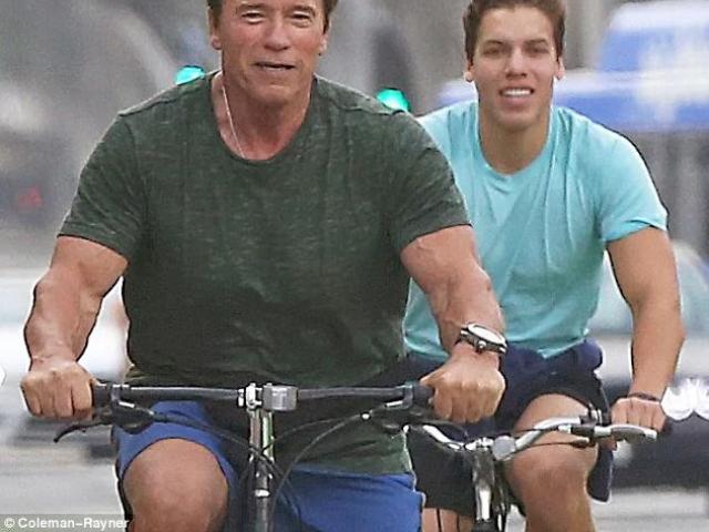 Arnold Schwarzenegger ποζάρει με τον 20χρονο γιο του