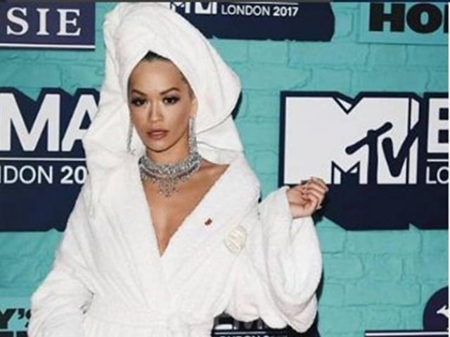 Rita Ora: Με το μπουρνούζι της στα βραβεία MTV