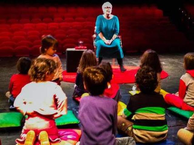 Ξένια Καλογεροπούλου: Αφηγείται παραμύθι σε παιδιά