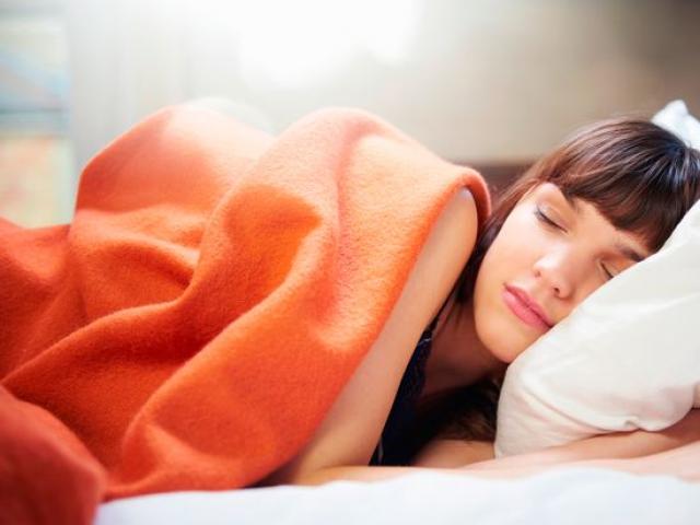 Γιατί τινάζουμε το σώμα μας στον ύπνο;