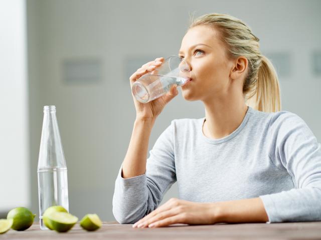 Πόσο νερό πρέπει να πίνουμε καθημερινά;