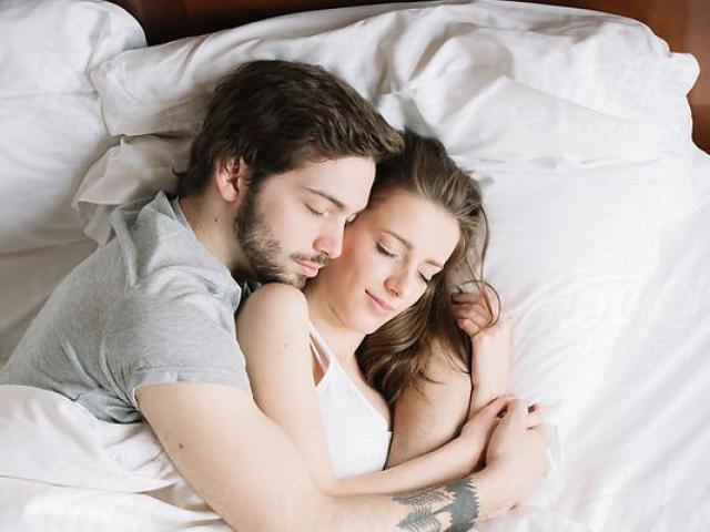 Τι συμβαίνει όταν ένα ζευγάρι κοιμάται μαζί;