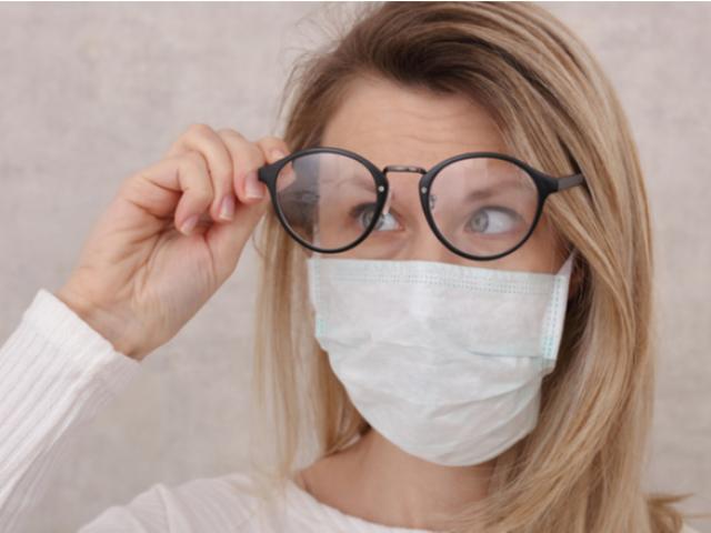 6 τρόποι για να μην θολώνουν τα γυαλιά όταν φοράς μάσκα