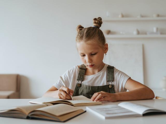 Το χειρόγραφο γράψιμο κάνει τα παιδιά πιο έξυπνα 