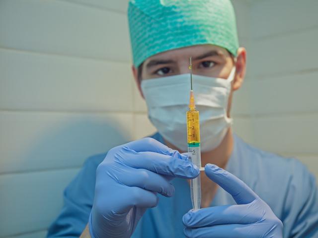 Κορονοϊός: Ξεκινούν τον Δεκέμβριο οι εμβολιασμοί 