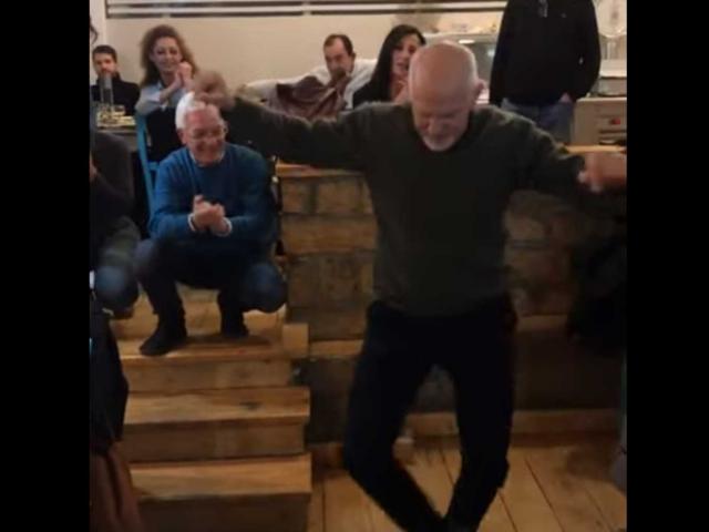Γιώργος Παπανδρέου: Χόρεψε ζεϊμπέκικο μετά την ήττα