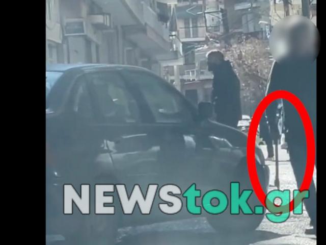 Θεσσαλονίκη: Έβγαλε... τσεκούρι στη μέση του δρόμου 