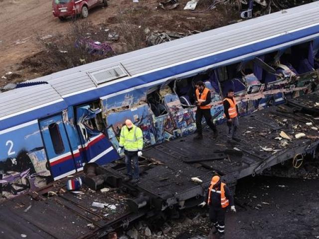 Τέμπη: Εντοπίστηκαν φιάλες υγραερίου στα συντρίμμια